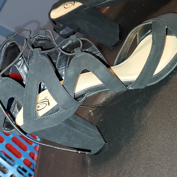 HEART IN D STRAPPY LACED BLOCK HEELS SIZE 10; 🖤 - Picture 3 of 5